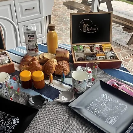 Et Petit Dejeuner A Socoa Urrugne